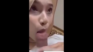 Naka Hejab si ate habang sumisipsip